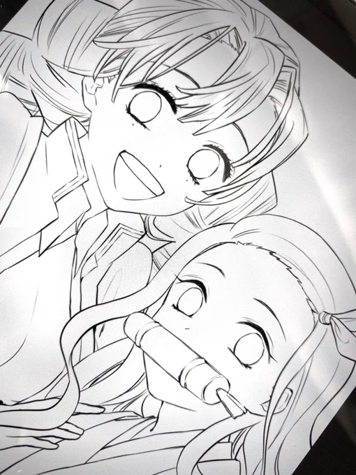左が元の線画なんだけど顔にどうしても違和感があったから描き直してる 