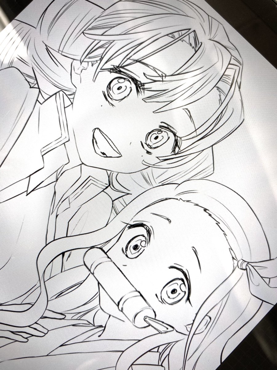 左が元の線画なんだけど顔にどうしても違和感があったから描き直してる 