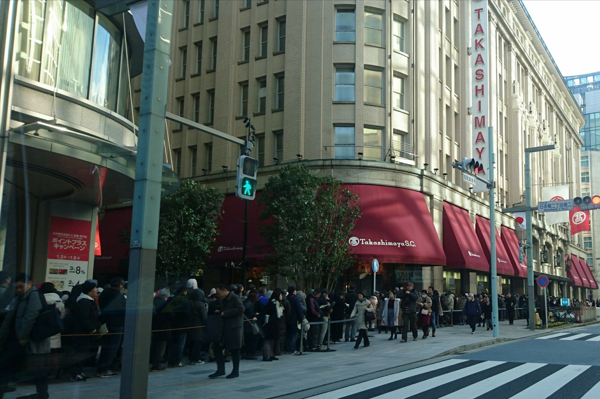 画像 画像は日本橋高島屋だが デパートの福袋とかが目当ての行列だろうか 日本橋三越 銀座松屋でも行列は確認した 日中はデパートまわるのが良いかと思ったけど こういう人 まとめダネ