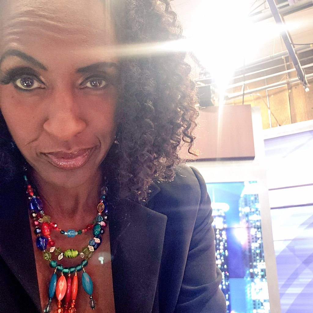 PortiaFOX5's tweet photo. Does anybody happen to have any left over, well-seasoned, #blackeyedpeas, #collardgreens with #turkey and #homemadecornbread? π€....Asking for a friend who had to anchor the evening newscasts on the first day of 2020.π
#ishouldhaveplannedthisbetter
#traditionsmatter
#Fox5Atl https://t.co/JeyC2VIzZD