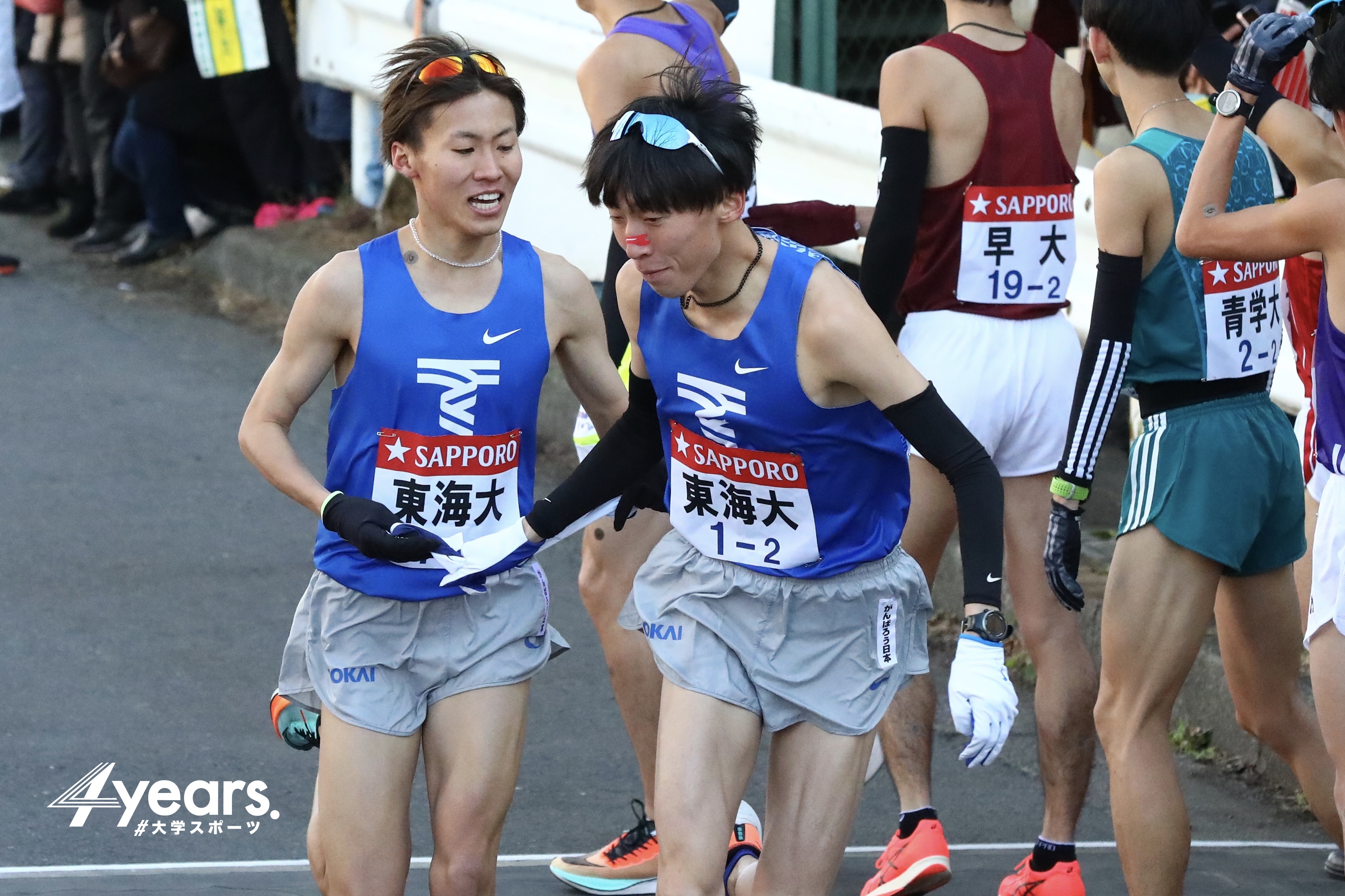 4years 箱根駅伝 箱根駅伝 鶴見中継所 4位 東海大学 鬼塚翔太 から 塩澤稀夕 へ 撮影 安本夏望 T Co 7frmqnzpny Twitter