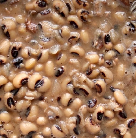 Retweet if you ate your black eyed peas and greens today. 🙌🏾#AfricanAmericanNewYearsTradition