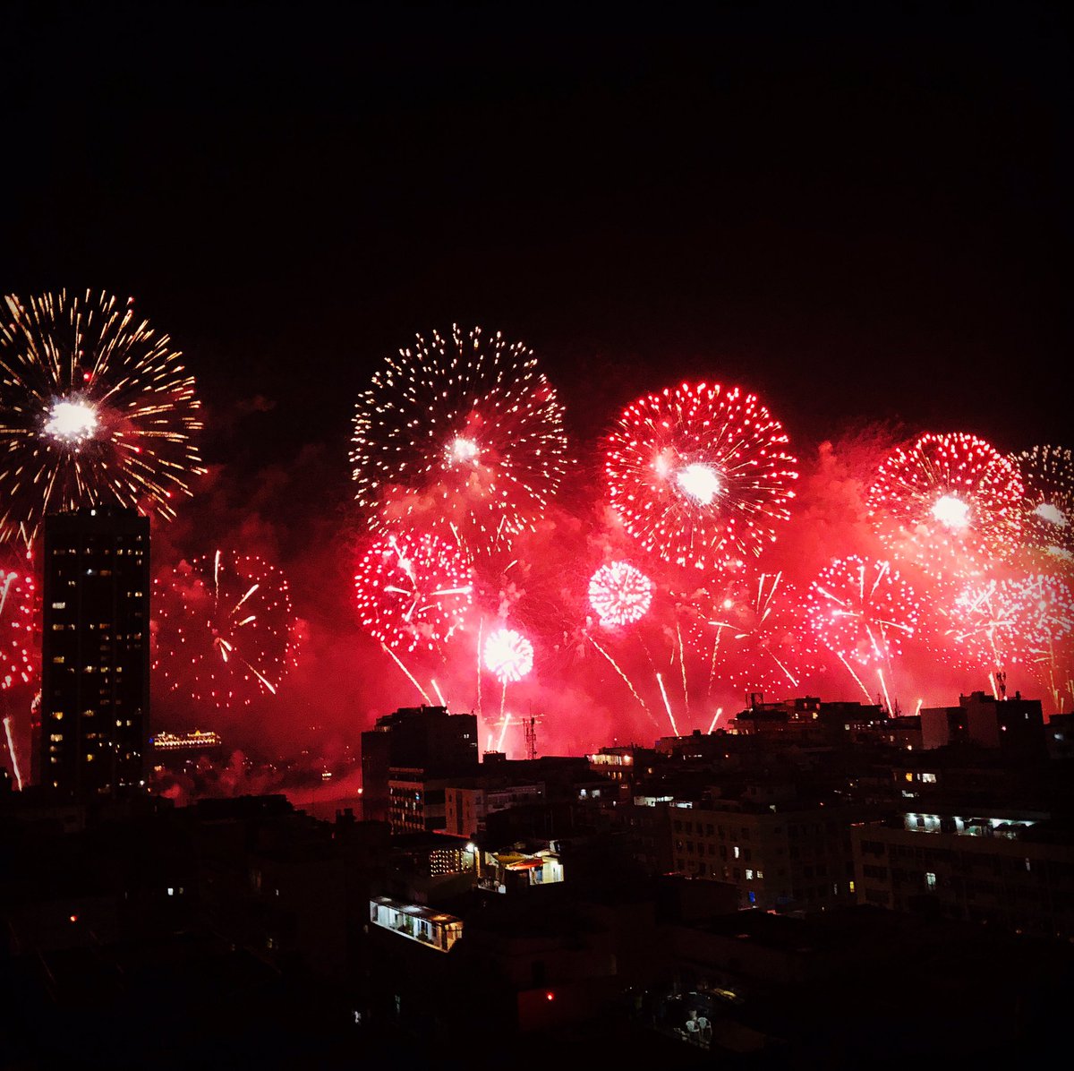 __Ruii's tweet photo. リオデジャネイロで新賀新年❕
#ブラジル #リオデジャネイロ #コパカバーナ #Brazil #RiodeJaneiro #Copacabana https://t.co/W3UXyZu2if