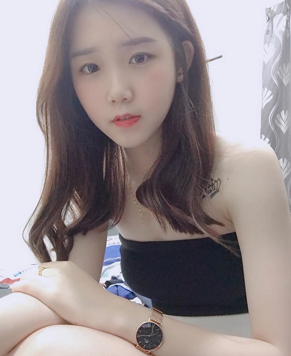 LittleL87221016's tweet photo. 有人要射她吗 他说想要牛奶 #射屏 #精液 #反差婊 #cumtribute https://t.co/8YmuAR6CRo