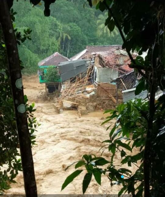 slayyyolay's tweet photo. TWITTER PLEASE DO YOUR MAGIC

Aku membutuhkan bantuan teman2 untuk korban bencana di Bogor. Yg mana bencana tersebut terjadi di banyak titik di Jasinga, Cigudeg, Nanggung, Sukajaya, dan sekitarnya. Bencana yg terjadi yaitu banjir dan longsor. #PeduliBencana #banjir https://t.co/X5vUiB0BLY