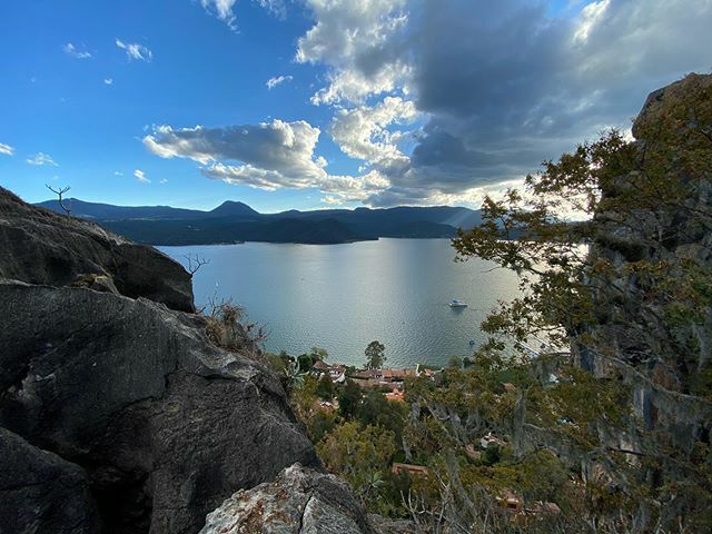 juancelias2's tweet photo. La Peña | Valle de Bravo
.
.
#dad #afternoon #peña #valle #valledebravo #mexico #travel #travelphotography #travelblogger #traveltheworld #traveling #traveler #travelinfluencer https://t.co/uxcnuyr2ia
