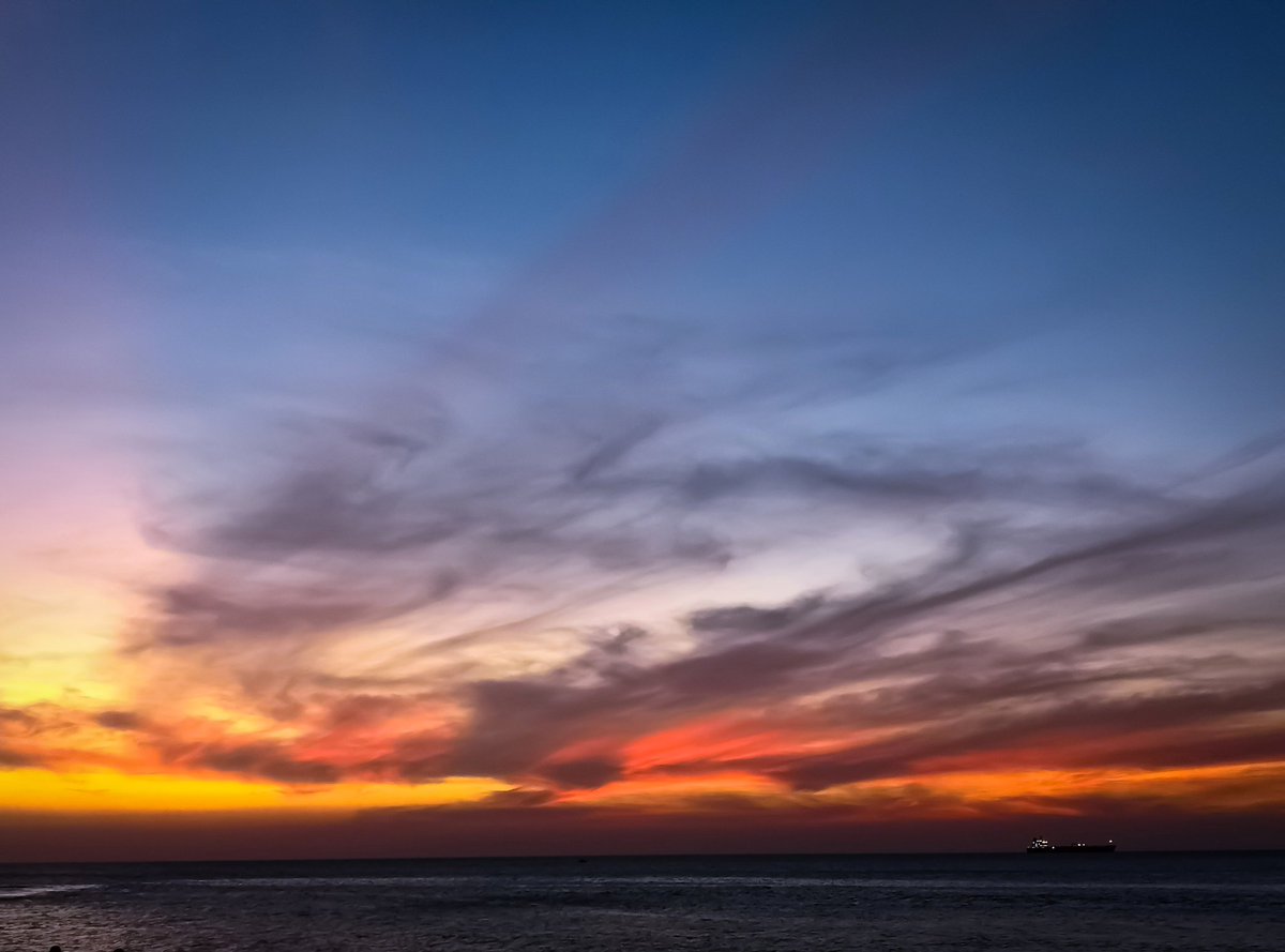 efeve's tweet photo. Los atardeceres coloridos: increíbles siempre/Colorful sunsets: always amazing
#santamarta #skyinfire #cielodefuego https://t.co/oPQNdEUFjK