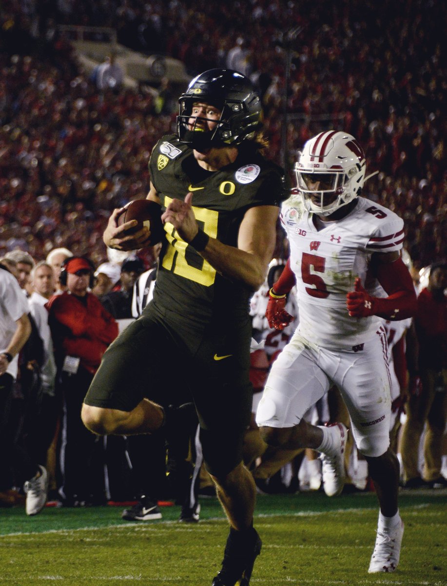 BleacherReport's tweet image. No. 6 Oregon takes the 106th #RoseBowl with a 28-27 win over No. 8 Wisconsin 🌹🦆

Justin Herbert: 3 rushing TDs