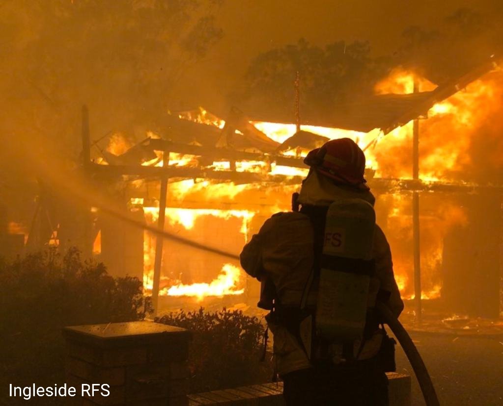 InglesideRFS's tweet photo. Our volunteer #firefighters at #InglesideRFS have been working hard over the last few days in #Australia. This pic was Tuesday at #SurfBeach #bushfiresNSW #NSWRFS https://t.co/XkVstEtkj7
