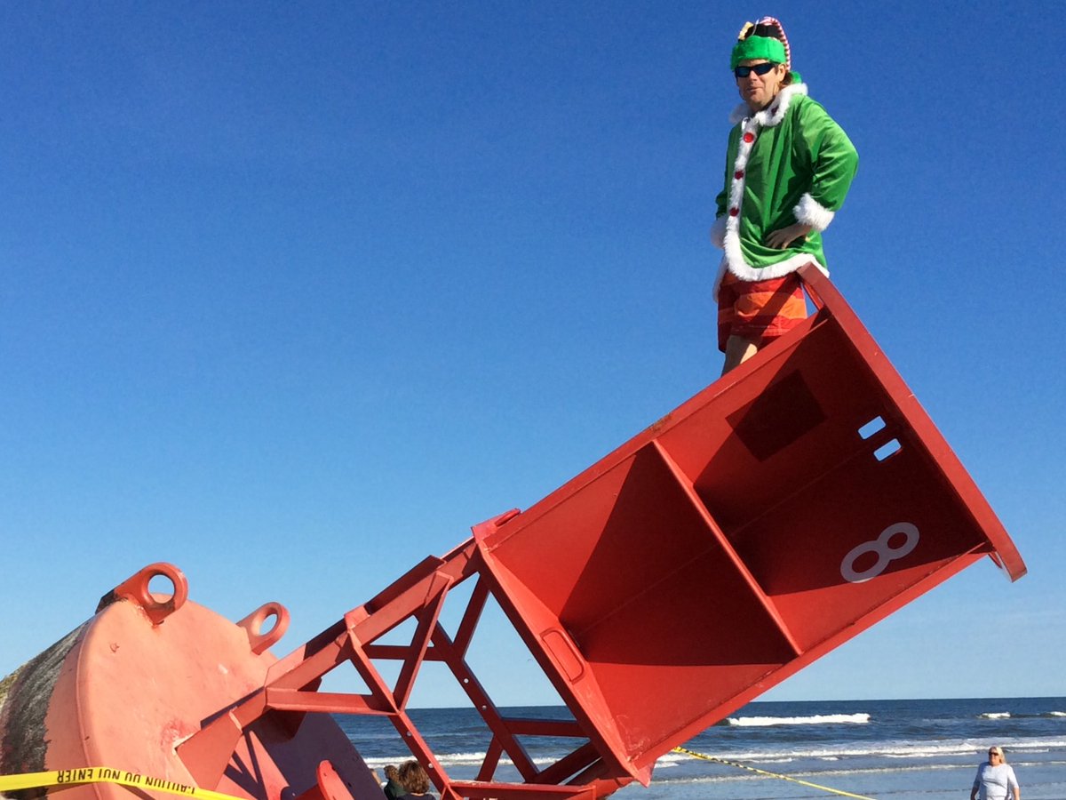 FiveDogFriendly's tweet photo. @Kevin56501 Elf spotted on beached buoy in New Smyrna Beach #FreeTheBuoy #LetItGo https://t.co/EkzpcUeaG1