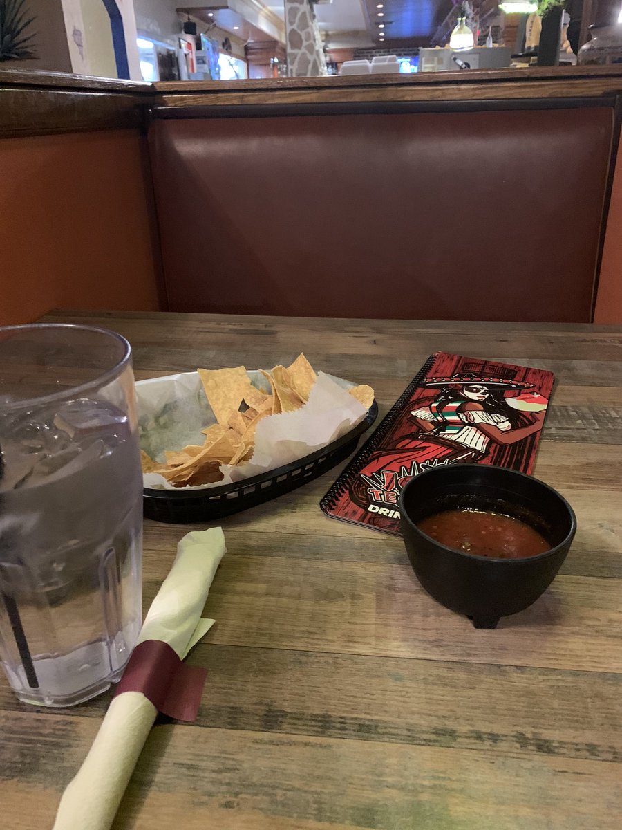 PittengerGrace's tweet photo. When your New Years resolution is to be more independent #postedinthebooth https://t.co/vp1xwpLFG1