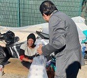 RajiRabGov_CA's tweet image. Met with the homeless and assured urgent relief upon my getting into office. Sadly, while Brad Sherman sleeps sound in the comfort of his home, the homeless community has sleepless nights in harsh and painful conditions.#HappyNewYear2020 #StopHomelessness #CureHomelessness