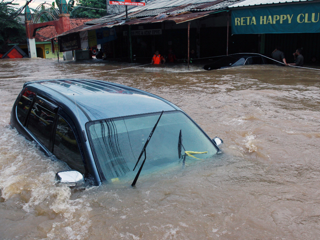 Image, Mobil Terendam Banjir Saat Traveling