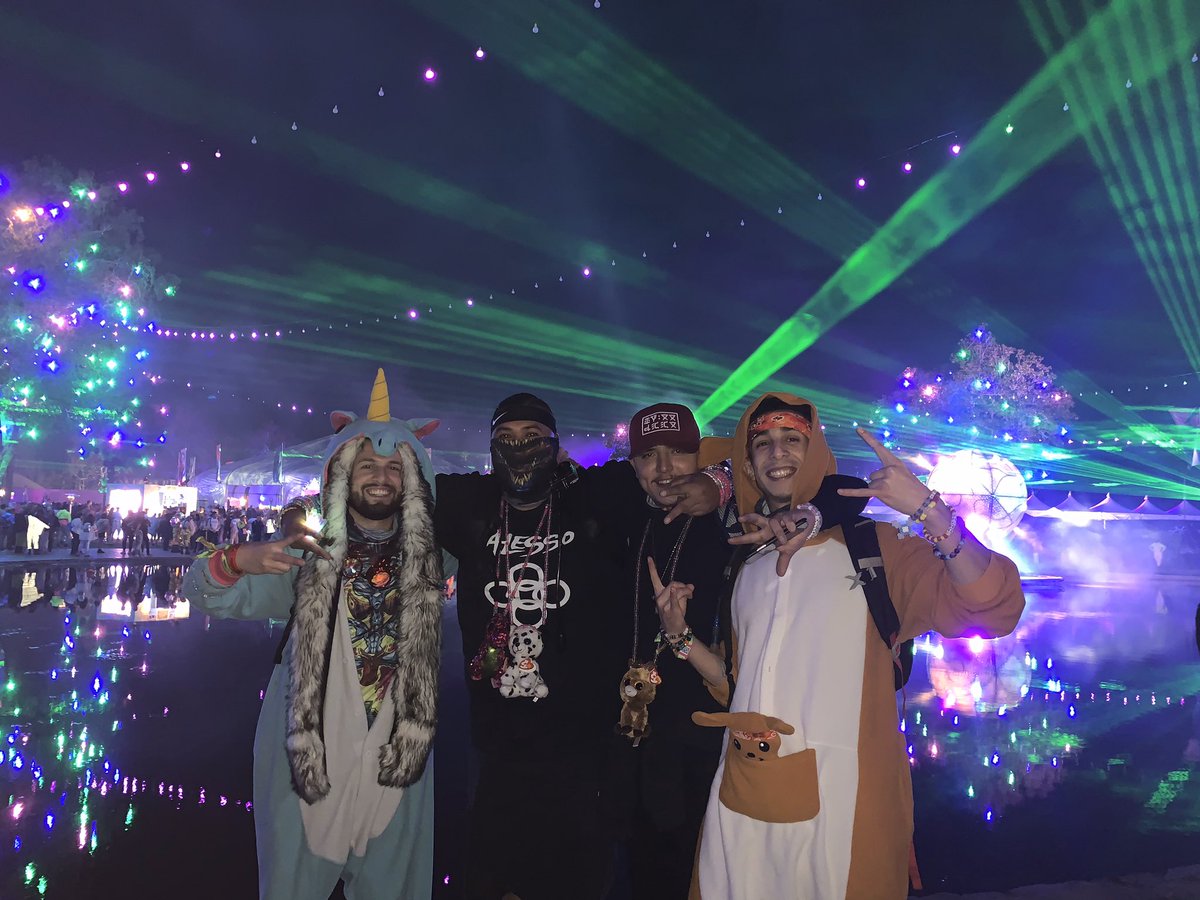 ProjectGlowstik's tweet photo. 1,731 glowsticks passed out at Countdown. Bringing our total to 27,687. One glowstick at a time. But we’ll get there. Special thanks to Fernando, Alan, & Steven for helping last night. #ProjectGlowstik. https://t.co/kfe7awRJTq