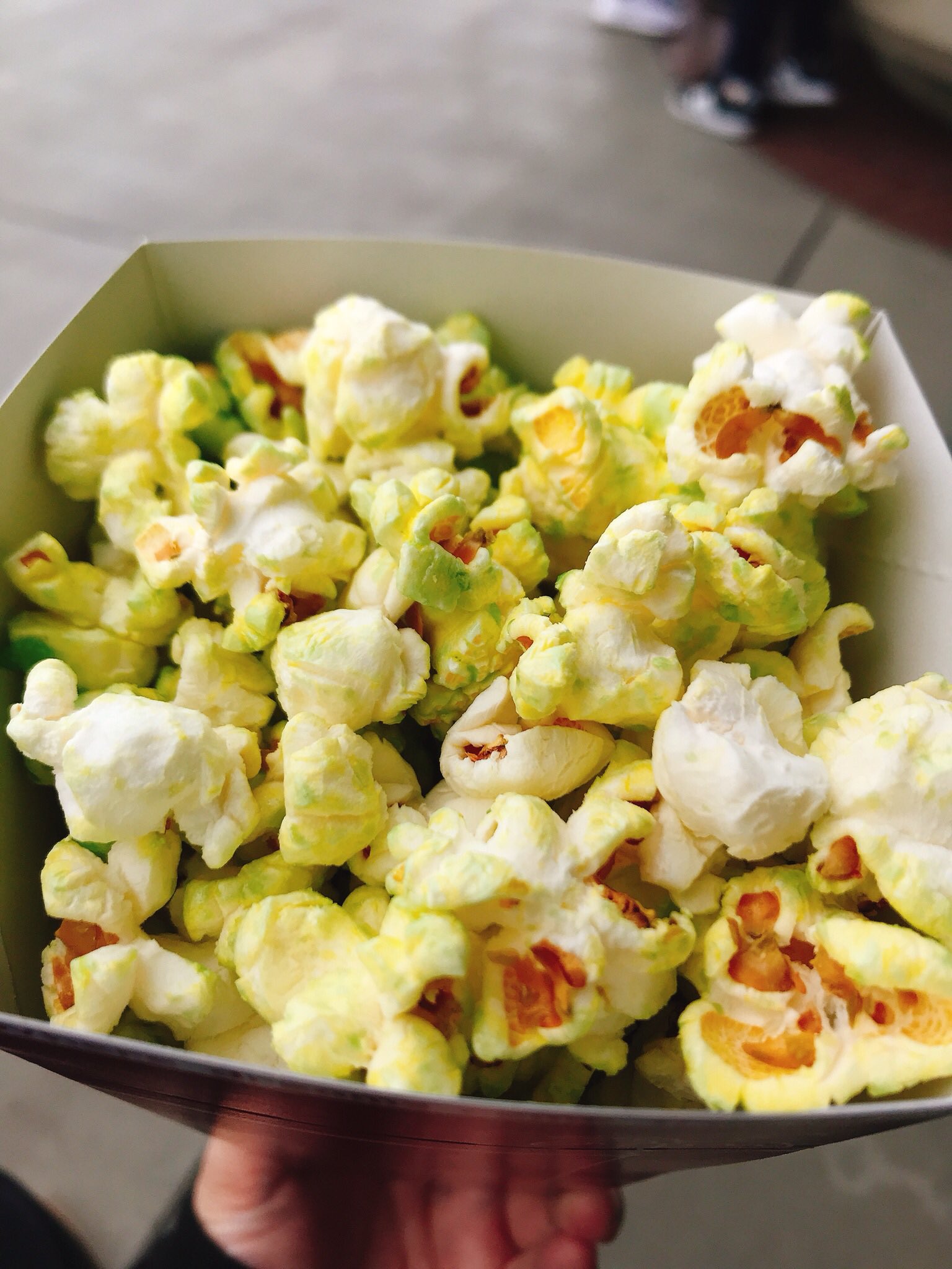 Hotty 先週から発売された 抹茶ホワイトチョコ味のポップコーン 購入 思ってたより甘さ控えめなんだな レギュラーボックスの量なら飽きずにペロリと食べれて良い ディズニー ディズニーシー Tdr Tds 東京ディズニーシー T Co