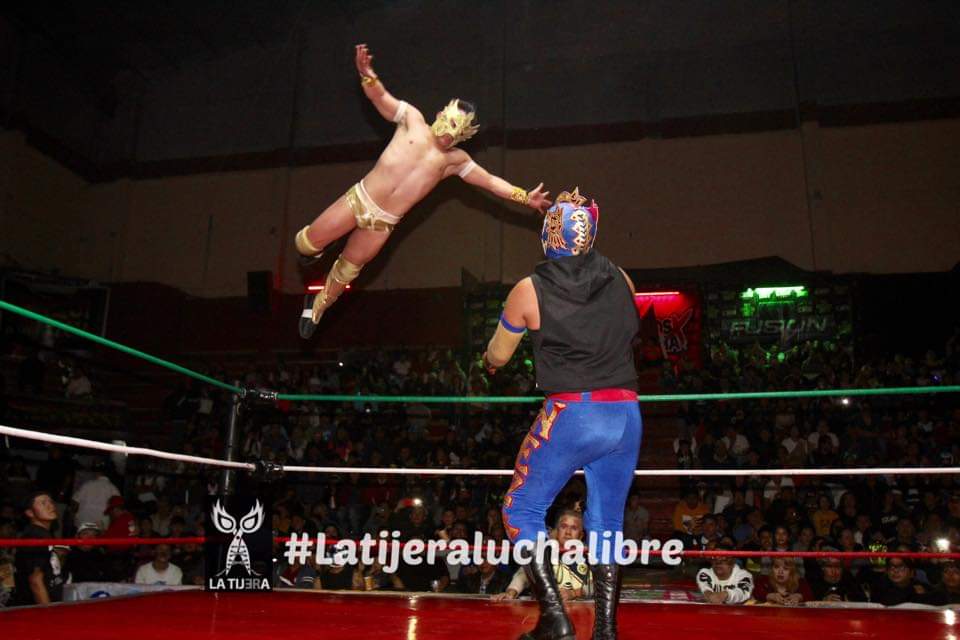 LaTijeraLucha's tweet photo. En lucha espectacular con talento joven,los visitantes de #AAA se imponen con buenos lances y castigos #NiñoHamburguesa con el apoyo d #EclipseJr y #Dinastia a los locales #ComandoNegroJr #JhonTito y #NezaKidJr,contienda q recibe el reconocimiento público al lanzar monedas https://t.co/S3ED2TdlIU