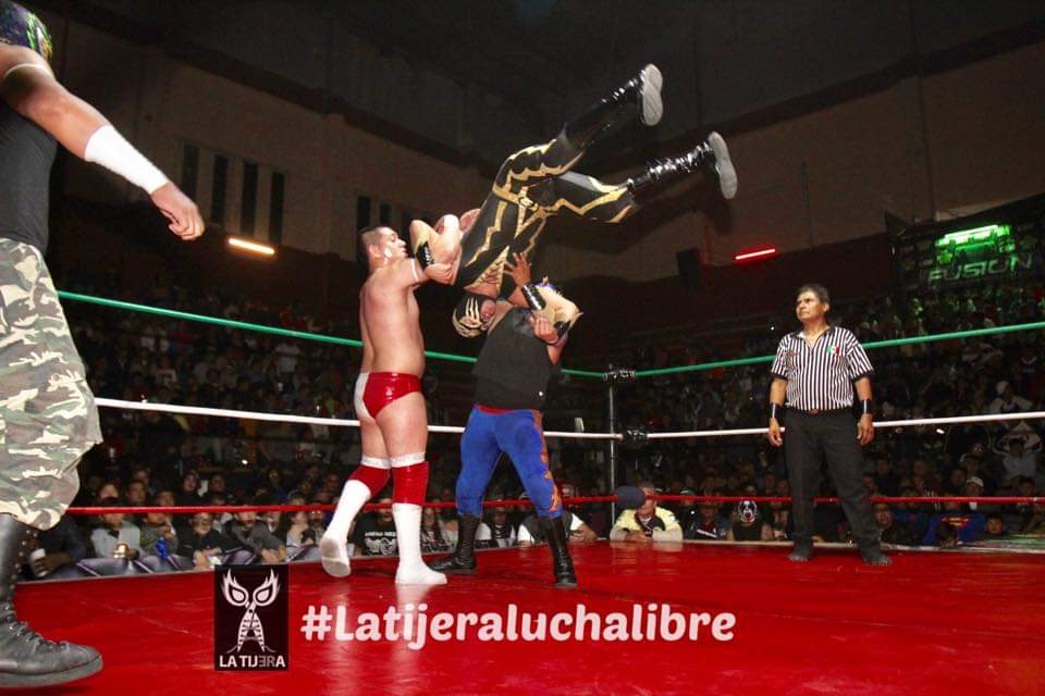 LaTijeraLucha's tweet photo. En lucha espectacular con talento joven,los visitantes de #AAA se imponen con buenos lances y castigos #NiñoHamburguesa con el apoyo d #EclipseJr y #Dinastia a los locales #ComandoNegroJr #JhonTito y #NezaKidJr,contienda q recibe el reconocimiento público al lanzar monedas https://t.co/S3ED2TdlIU