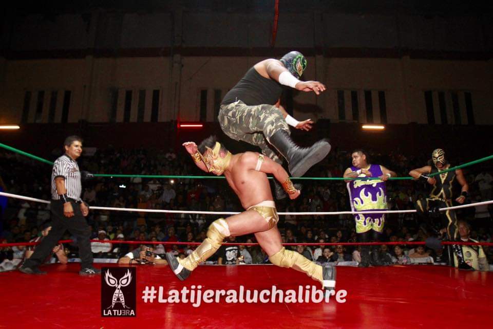 LaTijeraLucha's tweet photo. En lucha espectacular con talento joven,los visitantes de #AAA se imponen con buenos lances y castigos #NiñoHamburguesa con el apoyo d #EclipseJr y #Dinastia a los locales #ComandoNegroJr #JhonTito y #NezaKidJr,contienda q recibe el reconocimiento público al lanzar monedas https://t.co/S3ED2TdlIU