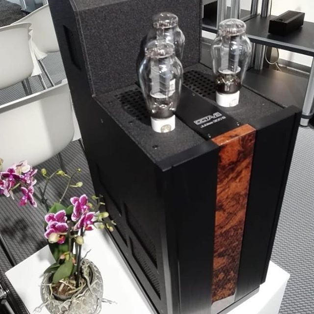richcoln's tweet photo. The Jubilee 300B mono tube power amplifier from #Octave of Germany.
#Octaveaudio #gorgeous #audio #loudspeaker #homecinema #hifi #hiend #music #design #art #style #enjoy #lifesytle #life #quality #ilovehifi #technology #Soundsystem #Sound #luxury #lifestyle #silver #trendy https://t.co/lHFo8HTgyY