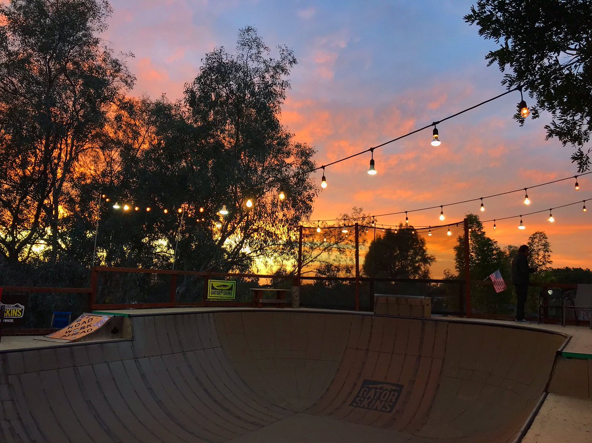 desiree_astorga's tweet photo. Thankful to start the new year on my board, with friends &amp; what an incredible first sunset of the year.

Thank you always Conway 🙏🏽

#FirstDayof2020 #thankyouskateboarding #friends  #skateboardingsavedmylife https://t.co/WvUvAu4846