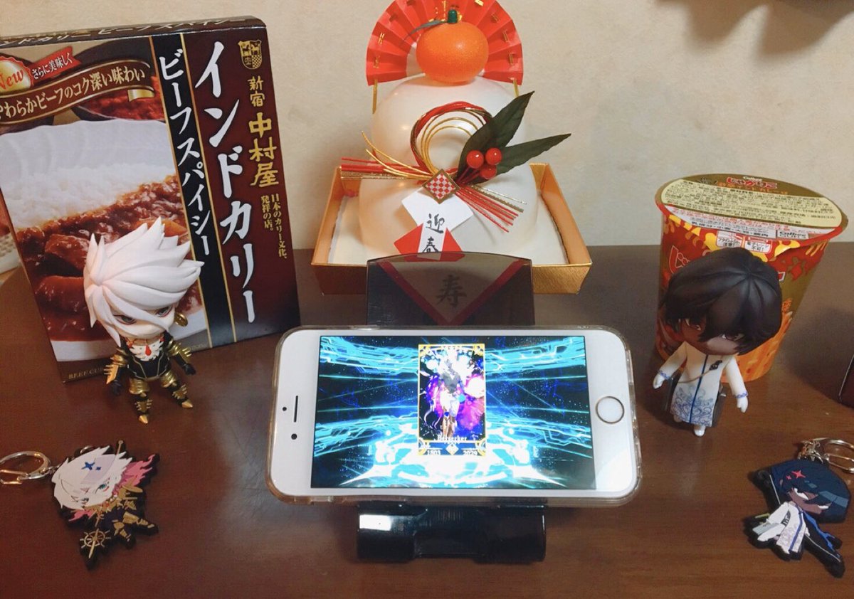 Tmk Fgoの福袋召喚でアルジュナオルタが欲しくて触媒として買ってきたそれらしいものを並べたら見事1 6の確率でお迎えできました 後ろのじゃがりこは激辛インドカレー味