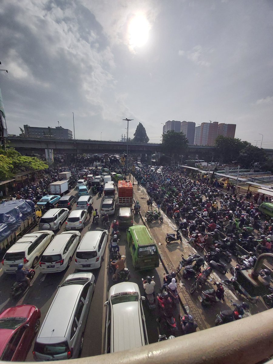 darius_raja's tweet photo. @TMCPoldaMetro Kondisi terkini macet total di Cengkareng, Jakarta barat https://t.co/tD80HnOScL