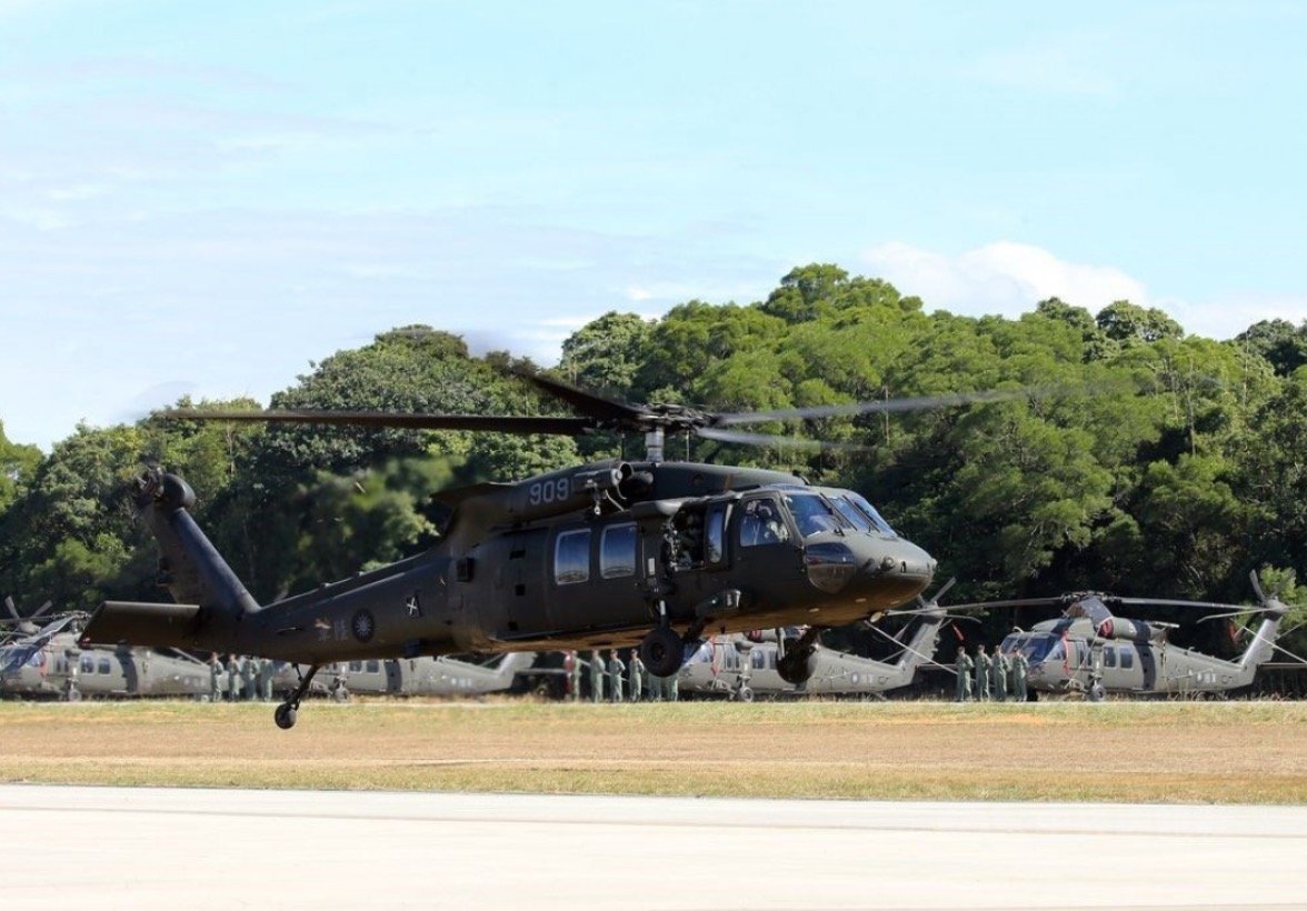 Вертолет сми. Sikorsky uh-60 Black Hawk. Военные вертолеты Тайваня. Black Hawk вертолет на палубе. Токио вертолеты.