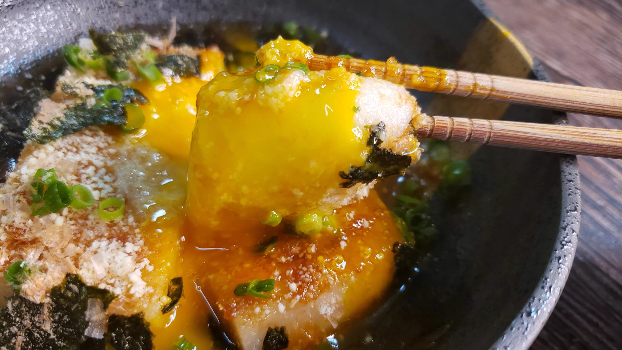 お餅が余ってしまった時は是非！卵黄、チーズとの組み合わせがたまらない絶品お餅レシピ！