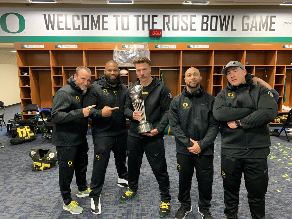 coachfeld's tweet photo. Caint tell us nothin!!! 🌹🌹🌹🌹 #SQUAD #RoseBowl https://t.co/1KdaR06V6A