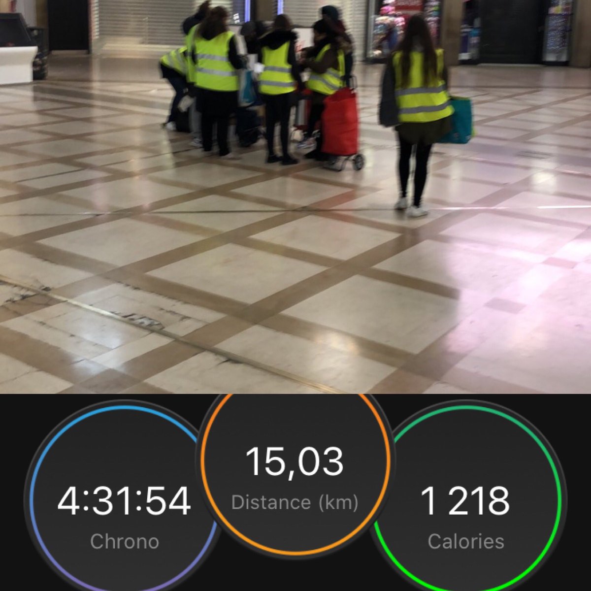 Premier jour de l’année et première maraude donc je tiens à remercier les bénévoles présents ce soir qui ont parcouru plus de 15 km pour distribuer plus de 100repas ainsi que des produits d’hygiène et des habits contre le froid￼ Aux sans-abri de Paris￼

#SofianeAdln
