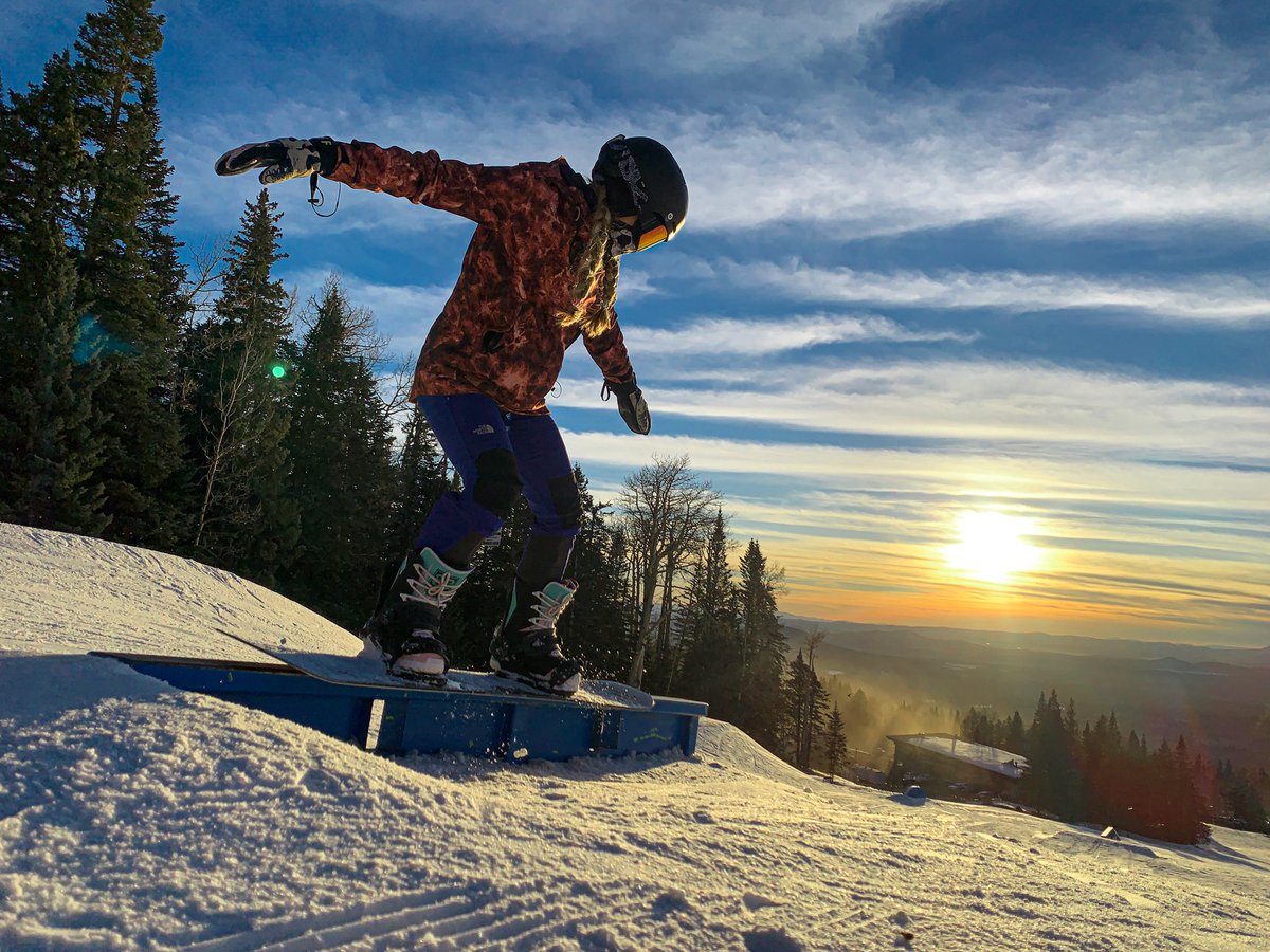 ashleeeycindy's tweet photo. Az sunsets are unRAIListic 🏂 https://t.co/xTXaGaVE7v