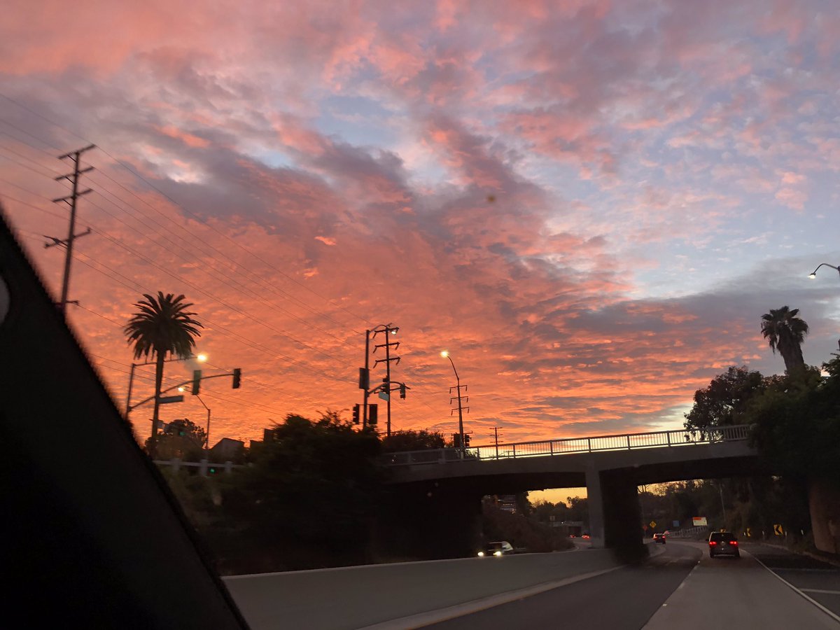 ANativeAngeleno's tweet photo. A neighbor took this photo going south on the Arroyo Seco Parkway (the 110) earlier this evening. #MyDayinLA #SunsetInLA #sunsetphotography https://t.co/zMOjPFnvTX