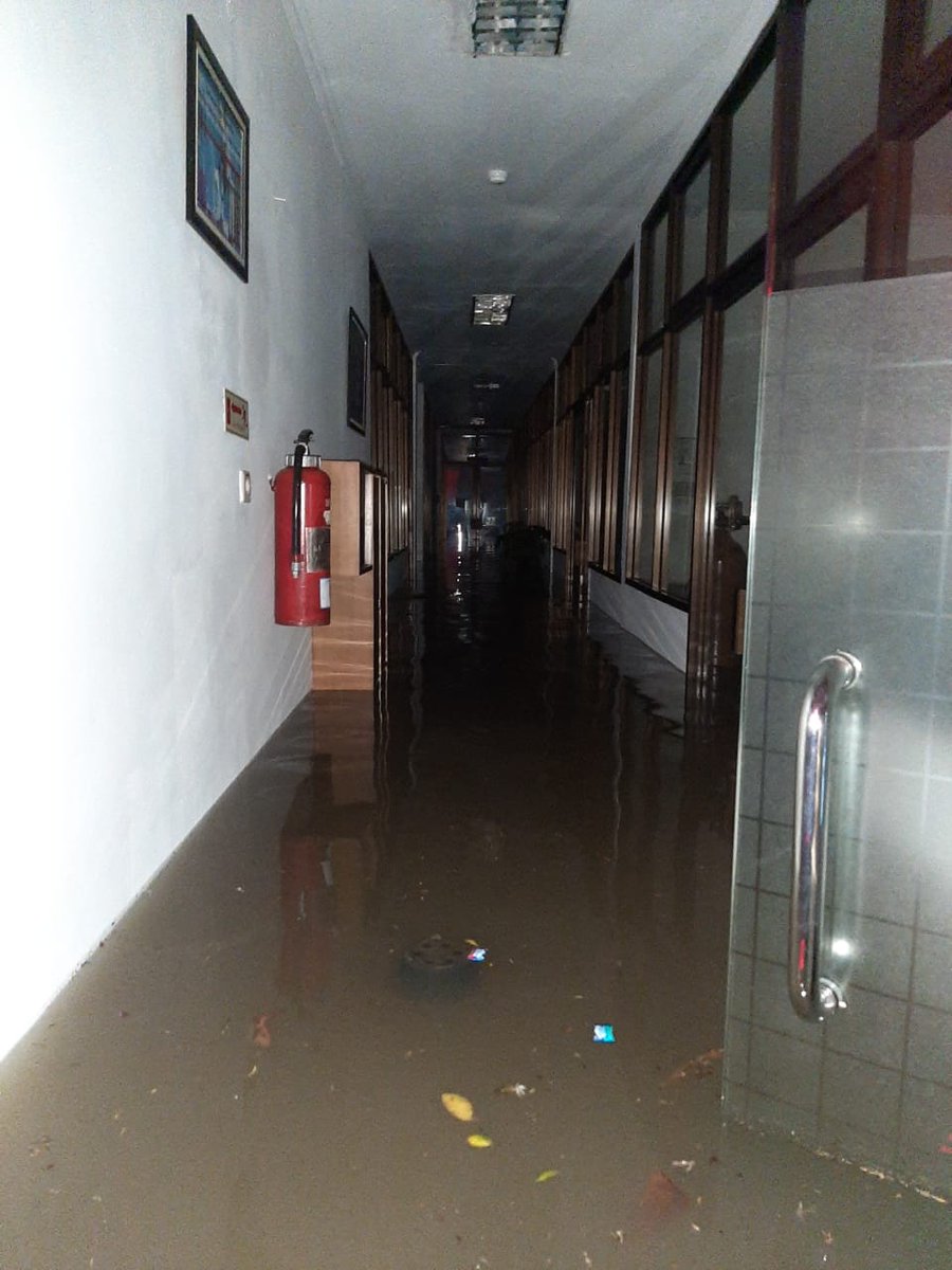 aida3May's tweet photo. Secara nyata saya melihat pasukan orange 2019 tidak segiat 2018, banyak malas2 rokokan rumpi, yg katanya dikeruk itu jg aku belum pernah lihat, pdhl aku selalu lewat bantaran kali itu. Banjir pernah, tp ga separah ini. Gamau nyalahin tapi emg gitu #BanjirJakarta4aniesDimana https://t.co/uJL5tsnV3F