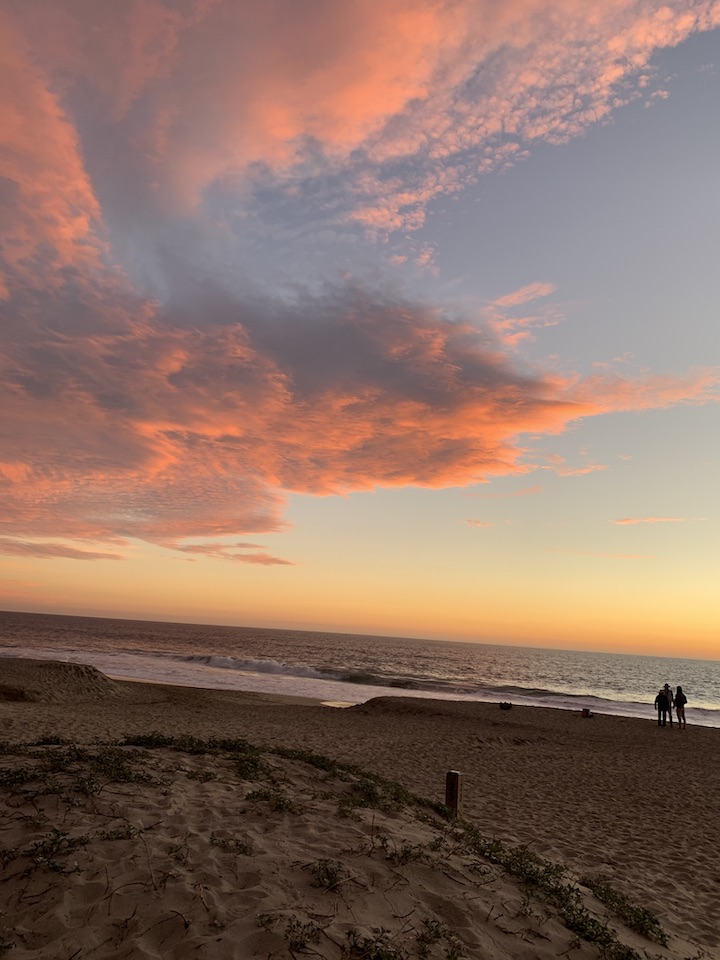 howlvenice's tweet image. Took a break from social media, to be with family. loved it. gives one time to ponder, especially with a new year, new decade, new horizons. But similar themes! #firstsunset #malibu #holidayseason #family #2020