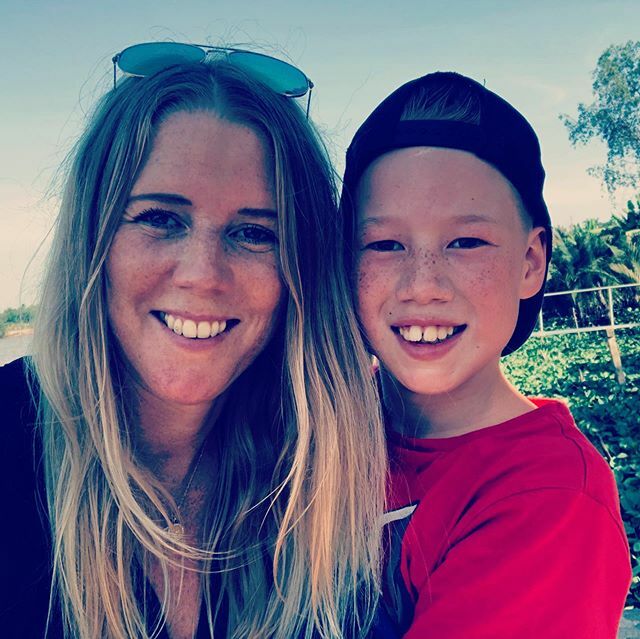MickaKarlsson's tweet photo. Greetings from Vietnam 🇻🇳 #holiday #family #son #selfie #love #vietnam #mekong #hochiminh #saigon https://t.co/tZJdZMd7WY https://t.co/lDxMGkEesR