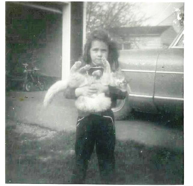 SusieQ6shooter's tweet photo. @JacksonCallme The first 2 cats I ever had were #BabyDoll & #MrJackson. I'm holding #BabyDoll. #MrJackson loved to swing! https://t.co/vqweLyzrZX