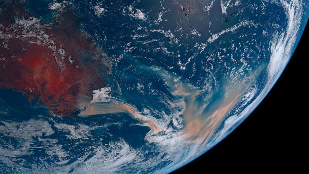 La imagen tomada por el satélite Himawari 8 hace dos horas muestra como la columna de humo de los incendios de Australia se ha movido ya más de 3000 kilómetros tras ayer cubrir prácticamente toda la isla sur de Nueva Zelanda.