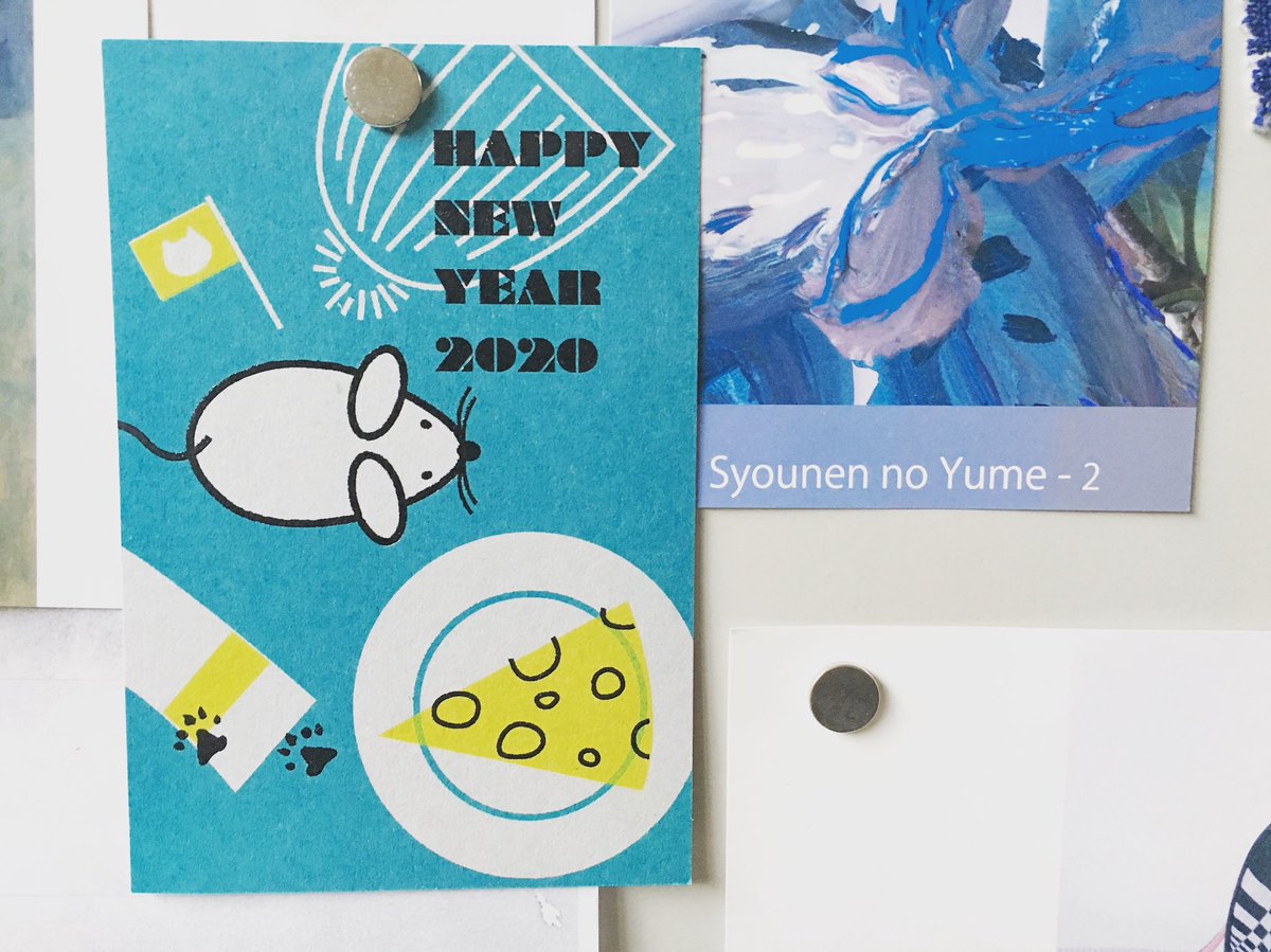 あけましておめでとうございます！
今年の年賀状は、レトロ印刷さんにお願いしました。
ねずみ色の厚紙にシルクと樹脂のつやプリントで仕上げてもらってます🐁