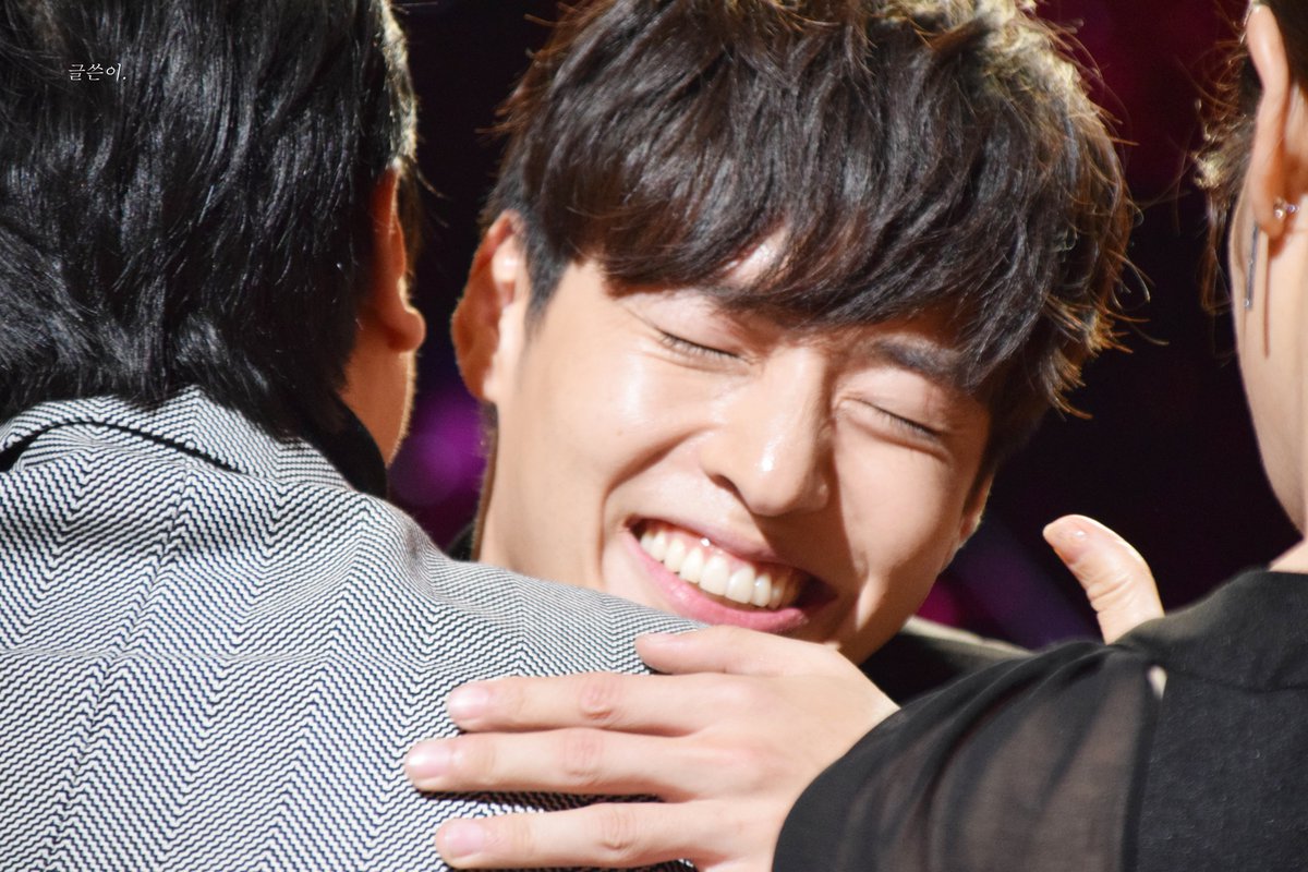 khn_writer_'s tweet photo. 200101 KBS 연기대상

눈물나게 예쁜 하늘이 보였다.

#강하늘 #강하늘_최우수상_축하해 https://t.co/hmiSX3D9xG