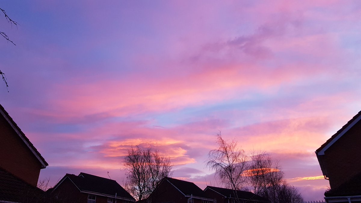 pinkpebs's tweet photo. Awesome sky over #carlislecumbria this morning @WindyWilson88 @CumbrianPeople @OwainWynEvans https://t.co/sEn7emSxtD
