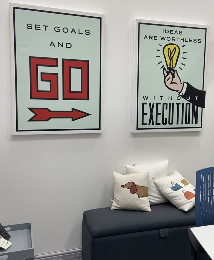 Sarah_Fenwick's tweet photo. How inspiring is the board room looking for the new year ahead! Set Goals and Go!! https://t.co/itNJpdjtTT