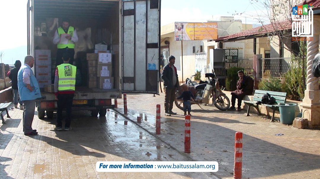 Baitussalam_Org's tweet image. Baitussalam Volunteers distributing medicines for Syrian refugees.

.
.
#RebuildSyria #SupportSyrianChildren #HelpSyria
#education #watersupply #foodbank #shelter #medicalaid #syria
#ambulancesrvice #syrianrefugees #breadplant