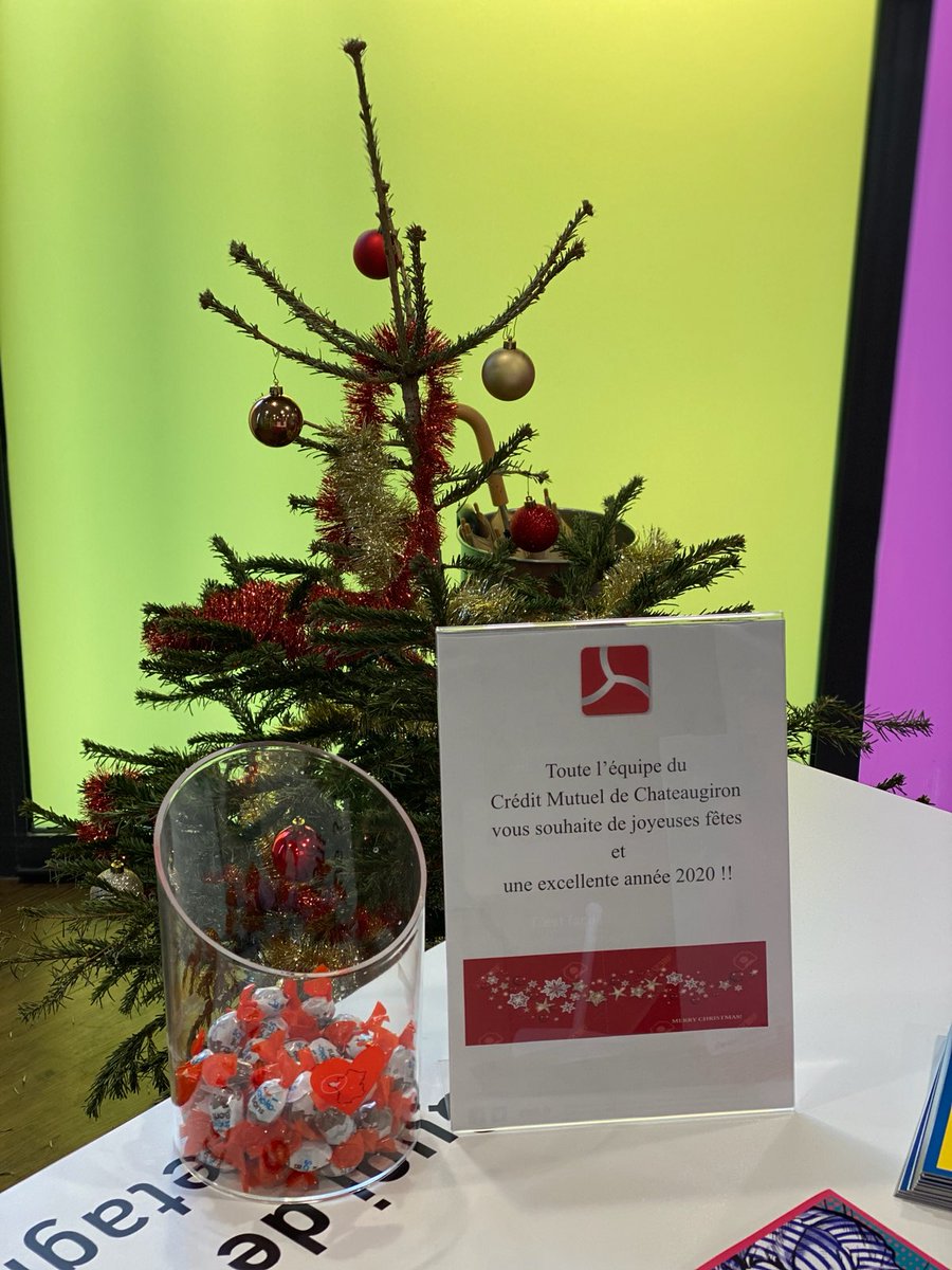 CMB_UT_Cesson's tweet photo. Toute l'agence du CMB Chateaugiron vous souhaite une belle et heureuse année 2020! #bloavezmad2020 #welovearkea #utcesson #chateaugiron @CMBretagne https://t.co/z24Veaa3OC