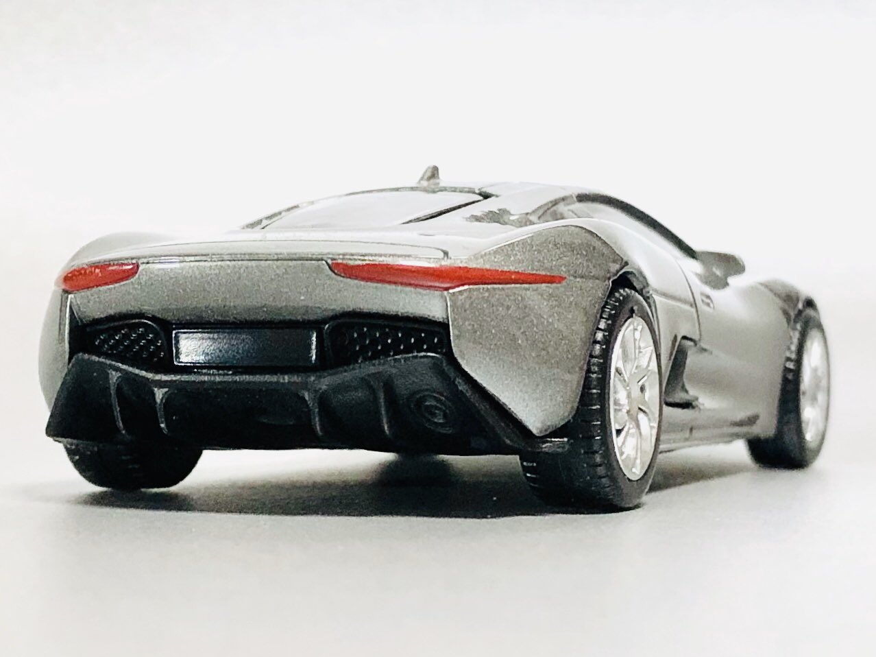 フォンティエ Jaguar C X75 ジャガー75周年記念のコンセプトカー こちらはvroom Tech Mszという安物の4インチミニカー 3インチでも1 43でもなく4インチ統一という珍しいシリーズ まぁお子様向けトイですが 車種が珍しいので買ってみた 可もなく不可