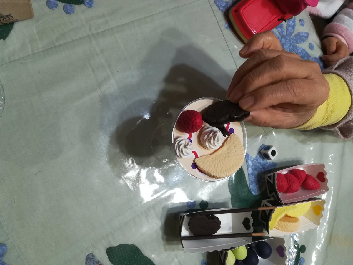zakro3961's tweet photo. 姪っこが来たのでパフェデコルで遊ぶなどした(・∀・*)
直前にババ抜きで負けたら悔しくて泣いちゃったけど、今はご機嫌さんで遊んでおる(´ω`*) https://t.co/2Ve9xOlE23
