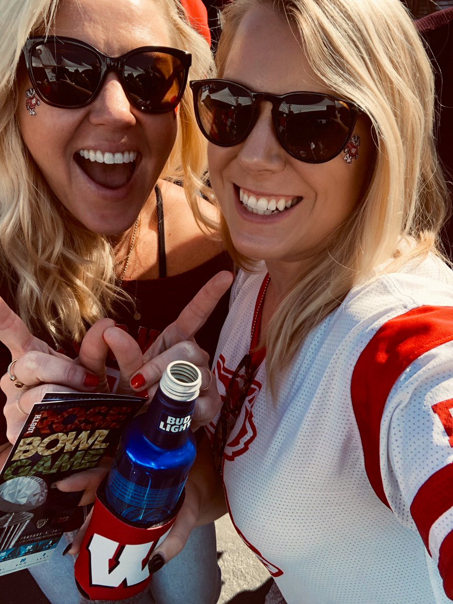 KellyRabolt's tweet photo. Met @nhstef in #ABQ at the beginning of the decade and closed it out with her at the @rosebowlgame ... what a time to be alive! #RoseBowl #LongDistanceBFF https://t.co/kEXnLGowBu