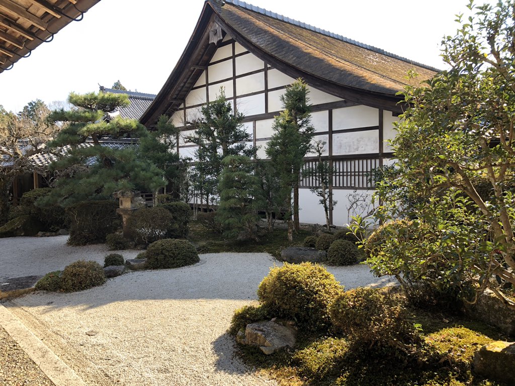 滋賀にいます。比叡山坂本の西教寺行ってきました。光秀の供養塔があるとこ!欄間に麒麟いたよー大河たのしみだね✨ 