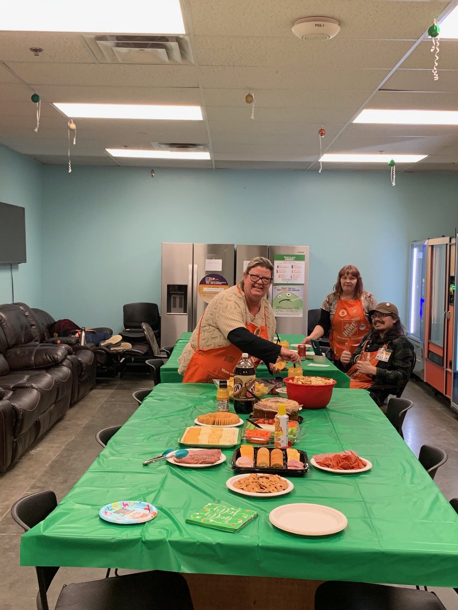 OlivasSherrie's tweet photo. 🛒Ringing in the new year at 1304! 🛠🕺🏼🎩☃️Taking care of our associates today💃and tonight🥇😊 Happy New Year from 1304🎉 https://t.co/XzdxymUBcU