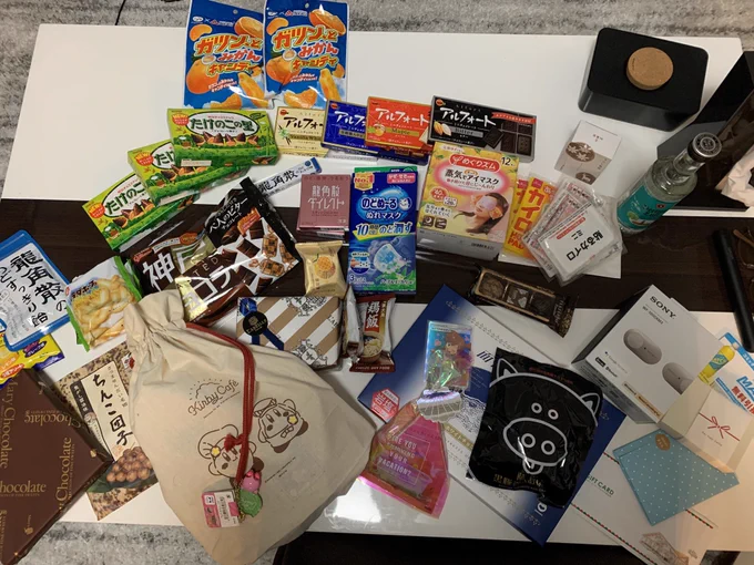 差し入れもたくさんいただいてしまった…ありがてえ…食べてしまった物もあるので全部載せれなかったのですが本当にありがとうございます!!作業のお供にさせていただきます!! 