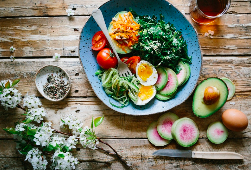 HelloCaia's tweet photo. #NewYearsRevolution to #eatbetter? Here's some #tips on what to #eat to in 2020 to help you feel better physically and mentally. 

https://t.co/Nv5AlLh1Yr https://t.co/bdDp9vjgRw